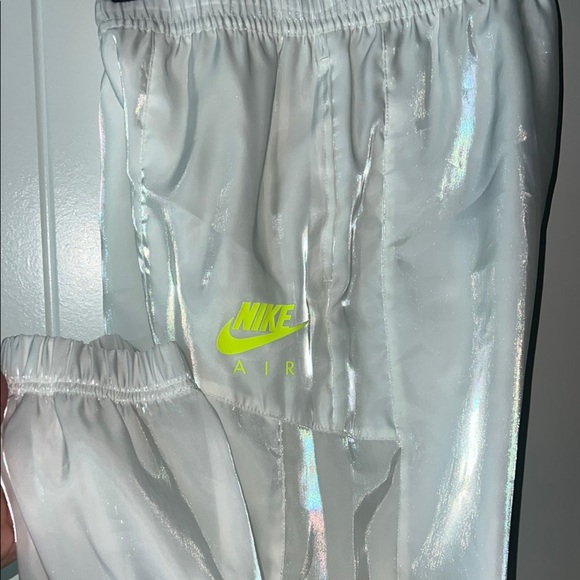 Nike Women’s White Jogger Pants - Picture 4 of 4